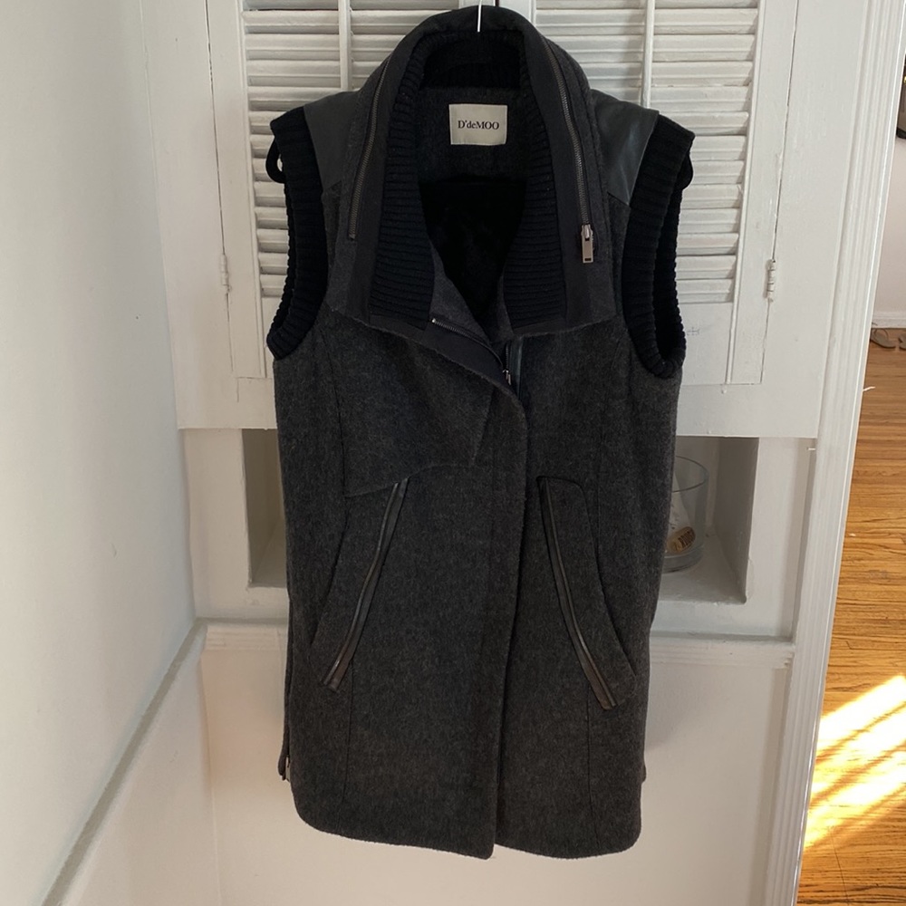 D’deMOO Black sleeveless Zip Up Wool Coat